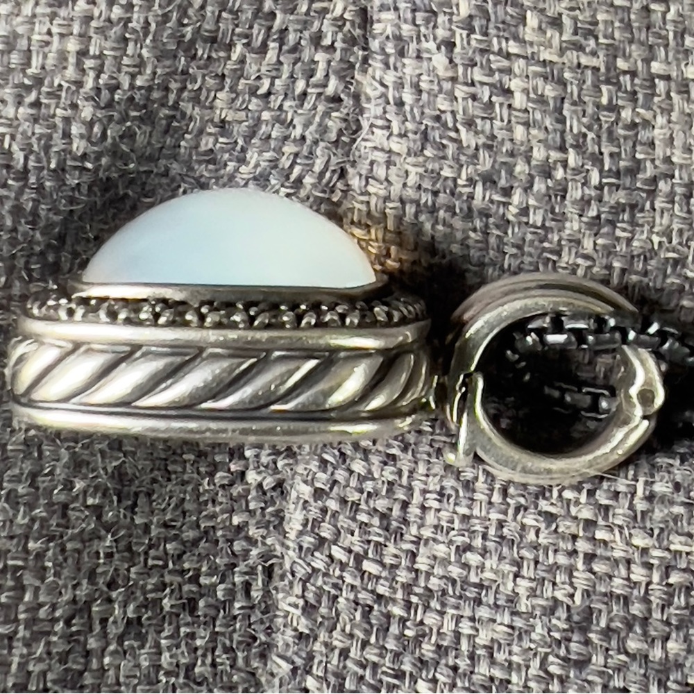 David Yurman Mother Of Pearl Doublet &
Diamond Albion Pendant Necklace 🦄 - Picture 5 of 6